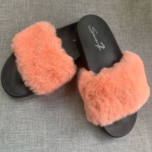 NWT Sz 10 salmon faux fur slides by Seven7
